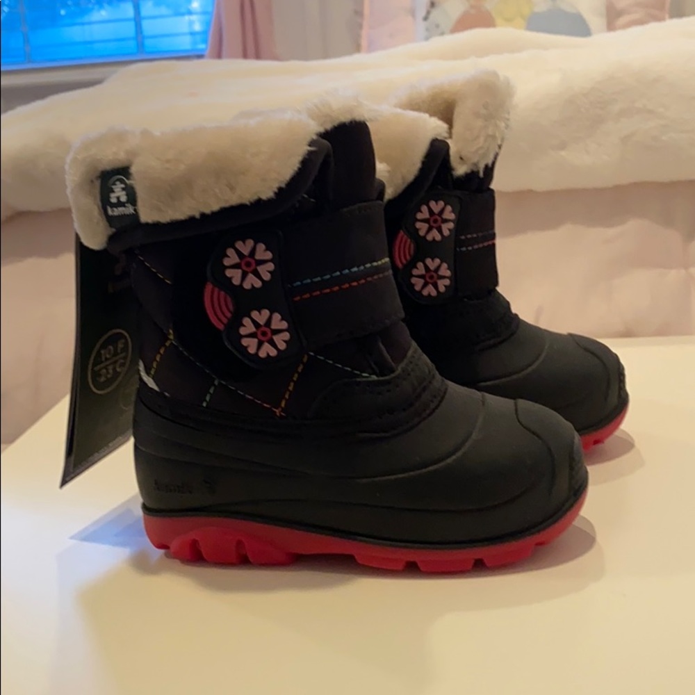 New never been warn Kamik size 8t snow boots